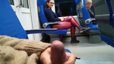 Uno sconosciuto mi ha palpeggiata e mi ha fatto un pompino in treno