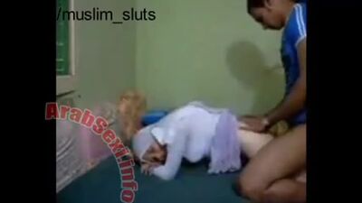 Une jolie petite sœur musulmane portant le hijab se fait sucer et sodomiser, puis baiser sauvagement par son vrai frère aîné, comme une vraie salope, chez eux : Frère et sœur
