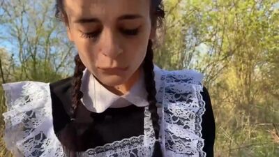 El profesor se folló a una alumna entre los arbustos y se corrió dentro de ella. KateRiches69