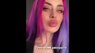 Морана Баторі оголює груди