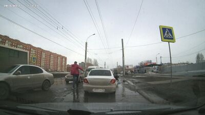 Une femme a mis le pied dans un nid-de-poule sur un passage piéton. Omsk