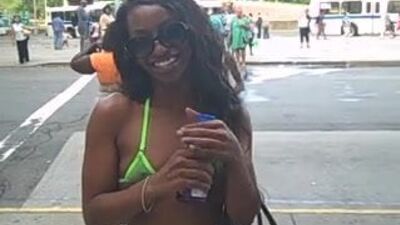 Saniya porte un haut de bikini transparent en public !