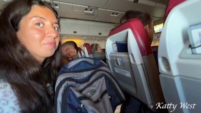 Una mamada en un avión abarrotado