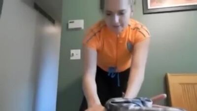 La hermanita traviesa divierte a su hermanito con su coño