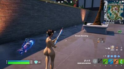Una agente especial desnuda en acción