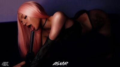 ASMR. Un micro entre les lèvres d'une blonde