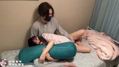 【素人】一人暮らしの女子大生が彼氏を呼んでいちゃいちゃしているところを盗撮 フェラ/中出し/貧乳/スレンダー/美女/騎乗位/かわいい/素人カップル