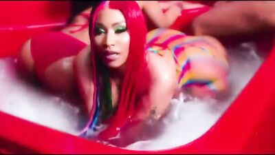 Balli sensuali di giovani donne provocanti
