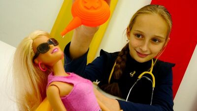 Giochi #Barbie: #LaMiglioreAmicaVarya controlla la vista di Barbie. Giochi in ospedale. Video sulle bambole