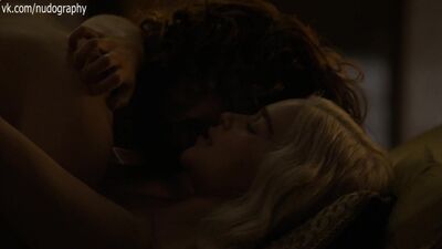 Emilia Clarke nue dans la série « Game of Thrones » (2015) - Saison 5 / Épisode 7 (s05e07)