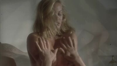 Michele Smith nuda in un uomo olografico (1985)