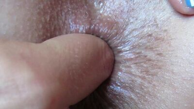 Abri-lhe o rabo com os dedos, estava com vontade de novas sensações