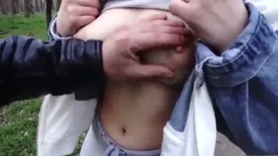 Quels seins bien fermes ! Tu ne pourras plus te dérober à la baise