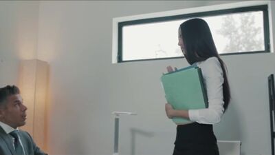 Die Sekretärin wusste, welche Belohnung sie im Büro des Chefs erwartete