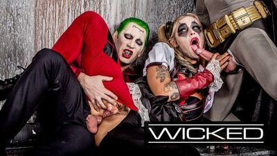 La sensuale Harley Quinn ha ricevuto come premio i due peni degli eroi
