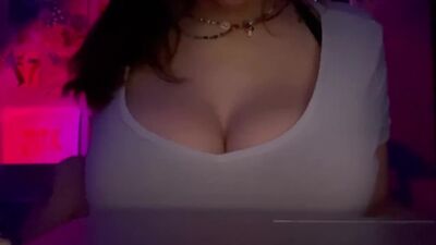 Tous les regards sont rivés sur ces superbes seins