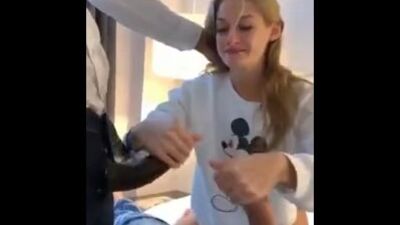 Uma vadia faminta, que leva dois pénis ao mesmo tempo