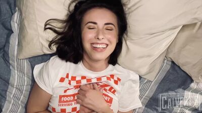 Sous l'effet d'un orgasme intense, son visage trahit toute l'intensité de son plaisir