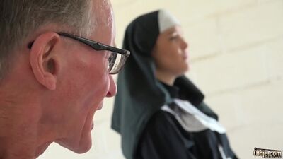 Uma freira adolescente excitada despede-se e faz sexo com um homem idoso no confessionário