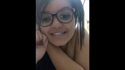 Se caressant et gémissant doucement pour que ses parents ne l'entendent pas