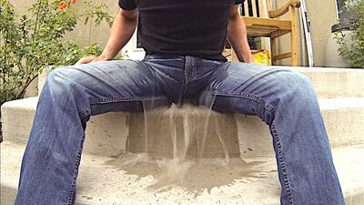 In ein Kondom pinkeln, bis es in meiner Jeans platzt