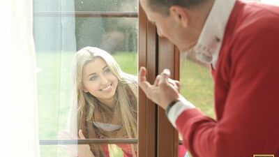 OLD4K. Une jolie fille récompense un vieil inconnu attentionné par une partie de jambes en l'air inoubliable