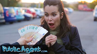 Une superbe MILF brune aux seins fantastiques baise un inconnu pour payer une amende