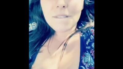 Masturbazione pubblica rischiosa in una Jeep nel parcheggio del Sam’s Club... Senza reggiseno, senza mutandine