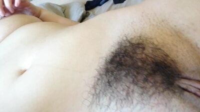 Les doigts dans le vagin, le pouce sur le clitoris