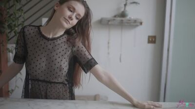 Une jeune femme qui séduit par son corps
