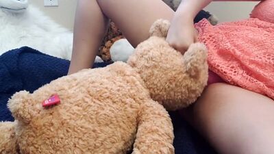 Les grandes filles ont leurs propres jouets intéressants