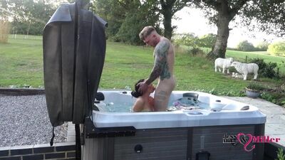 Les joies intimes des Alpes dans un jacuzzi en plein air