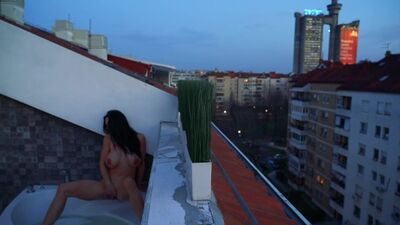 Les lumières du soir de la ville ont été les témoins de sa masturbation