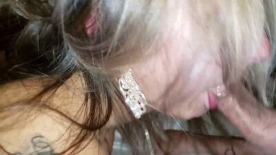 Отбасылық кеште HotWife жасөспірім жиенге және көршіге жатын бөлмеде кремпай жасауға рұқсат берді