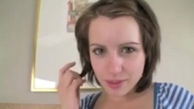 Après avoir retiré sa culotte, Mathilde était toute excitée à l'idée de ce qui l'attendait