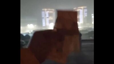 Luther, originaire d'Almaty, a raconté sa partie de pêche nocturne avec, en toile de fond, le bâtiment du Parlement en flammes