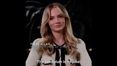 Freya Allan e Anya Chalotra