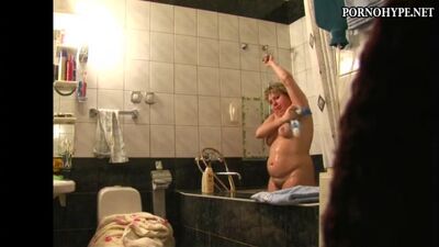 Mamma russa, mamma in doccia, telecamera nascosta, mamma formosa, mamma prosperosa, mamma con le tette grandi