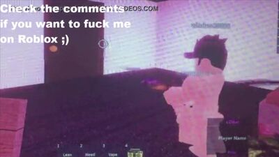 Una chica delgada y cachonda se acuesta con una chica inocente en un apartamento de Roblox