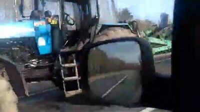 Terrible accidente de tráfico cerca de Mogílev: un tractor atravesó un coche con el arado