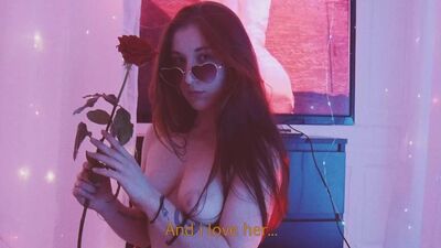 Ela não precisa de sexo — ela precisa dos seus próprios dedos