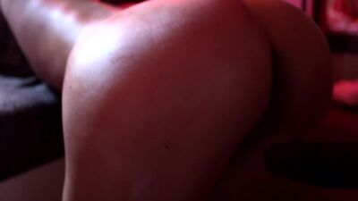 Її волога стікає на чорні яйця при кожному поштовху