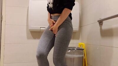 Les filles qui font pipi sont vraiment magnifiques