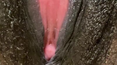 Le viscere rosa all'interno di una figa nera