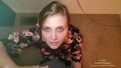 Дивись їй в очі, поки вона смокче, не зупиняючись