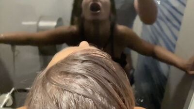 El baño del cine se convirtió en el lugar de la cita