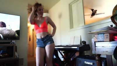 Je vais te montrer ma petite culotte mouillée