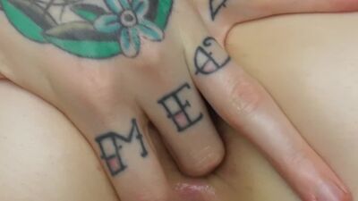 Ich habe ihn mit den Fingern hart in den Arsch gefickt