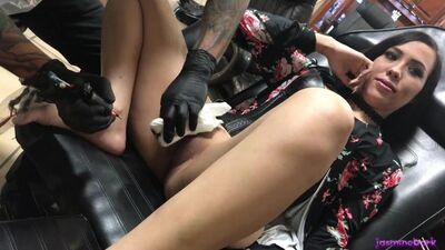 Ma davvero farsi un tatuaggio sulla figa non fa male per niente?
