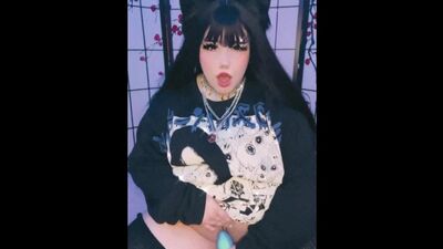 Une petite chatte bien en chair et son talent pour manier le gode
